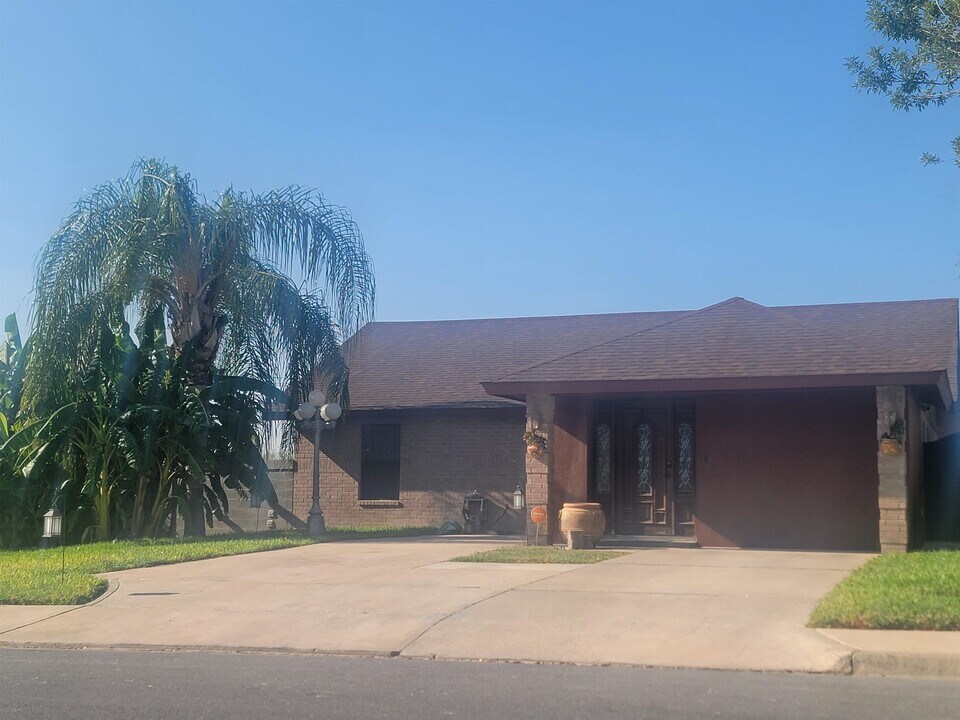 702 Zebra Dr in Laredo, TX - Building Photo