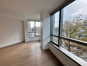 8 Buchanan St in San Francisco, CA - Foto de edificio - Building Photo