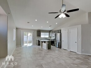 423 Regal Robin Way in North Las Vegas, NV - Building Photo - Building Photo