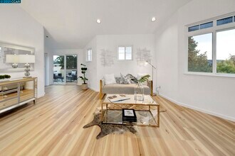 2615 Telegraph Ave, Unit 401 in Berkeley, CA - Foto de edificio - Building Photo