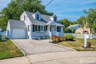 6 Robert Cir in Metuchen, NJ - Building Photo - Building Photo