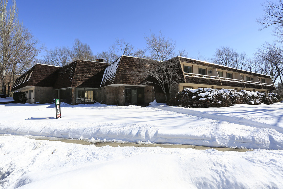 Overlook Arms Apartments in Cleveland Heights, OH - Building Photo