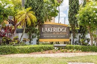 Lakeridge at the Moors in Hialeah, FL - Foto de edificio - Building Photo