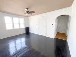 Bervean Apartments in Flint, MI - Building Photo - Building Photo