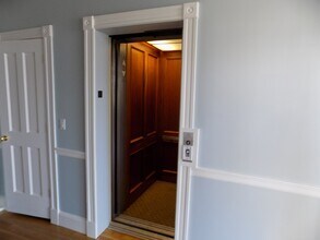 22 Beacon St, Unit 3 in Boston, MA - Building Photo - Building Photo
