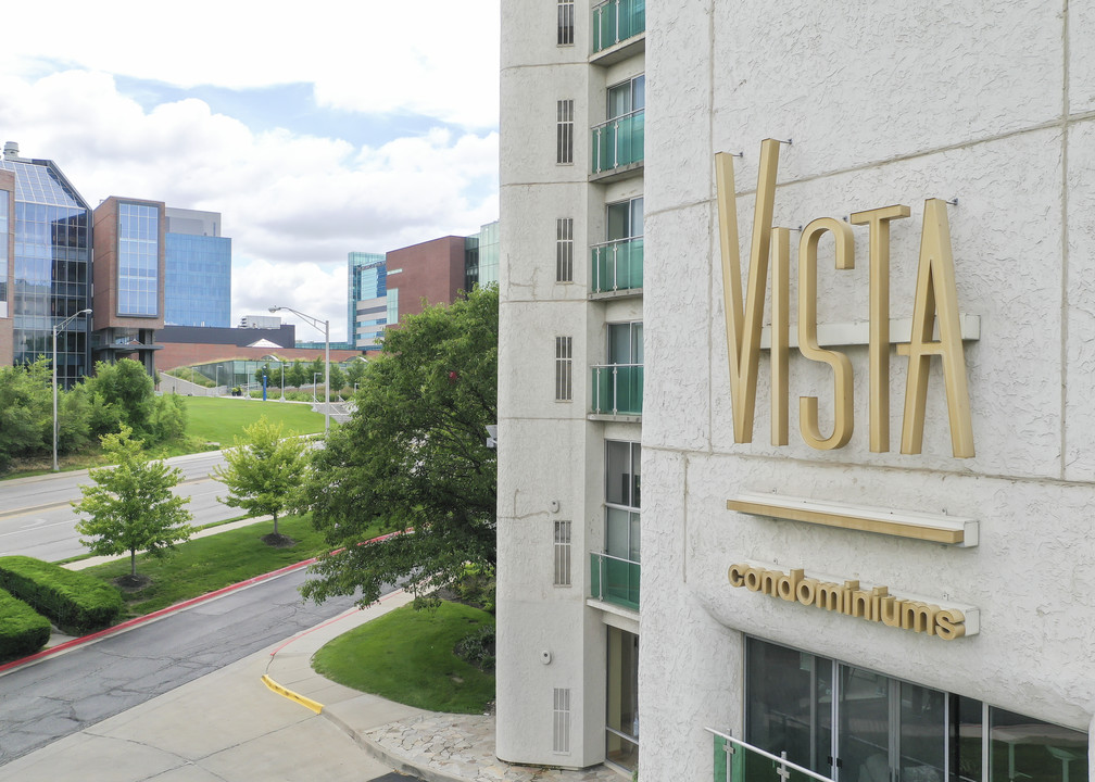 Vista Condominiums in Kansas City, KS - Building Photo