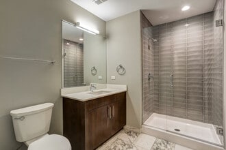 851 W Grand Ave in Chicago, IL - Building Photo - Building Photo