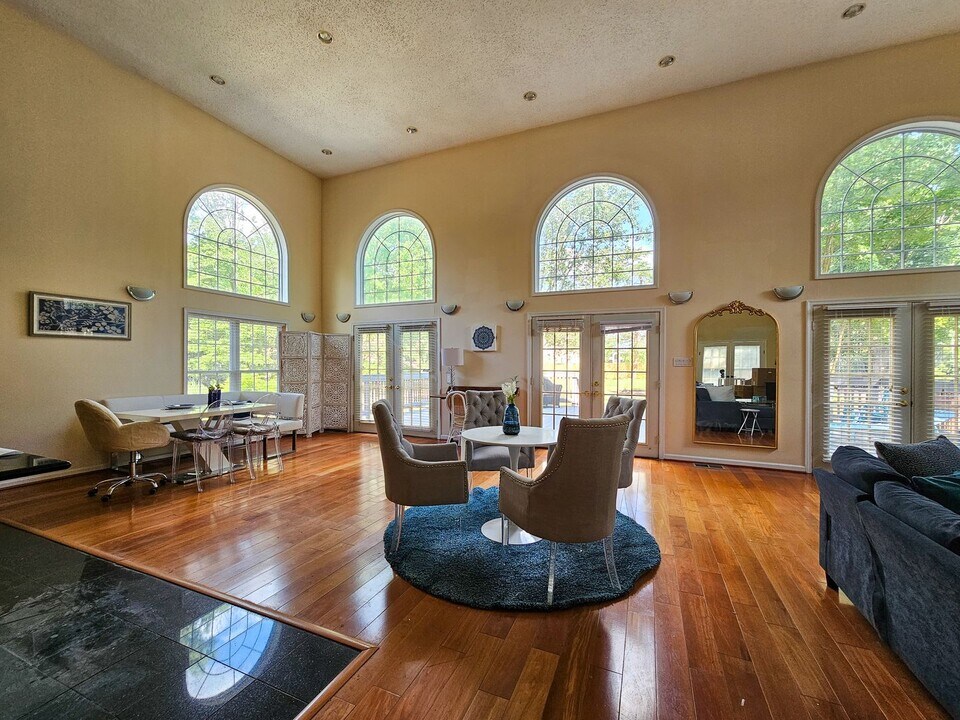 4925 Lincoln Ave in Alexandria, VA - Building Photo
