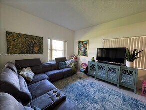 573 Racquet Club Rd in Weston, FL - Building Photo - Building Photo