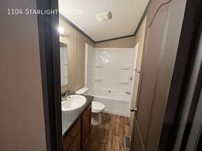 1104 NW Starlight Cir in Topeka, KS - Building Photo - Building Photo