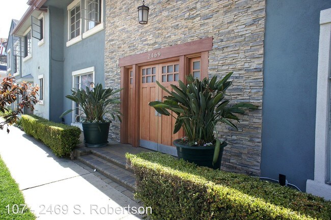 2469 S Robertson Blvd in Los Angeles, CA - Building Photo - Building Photo