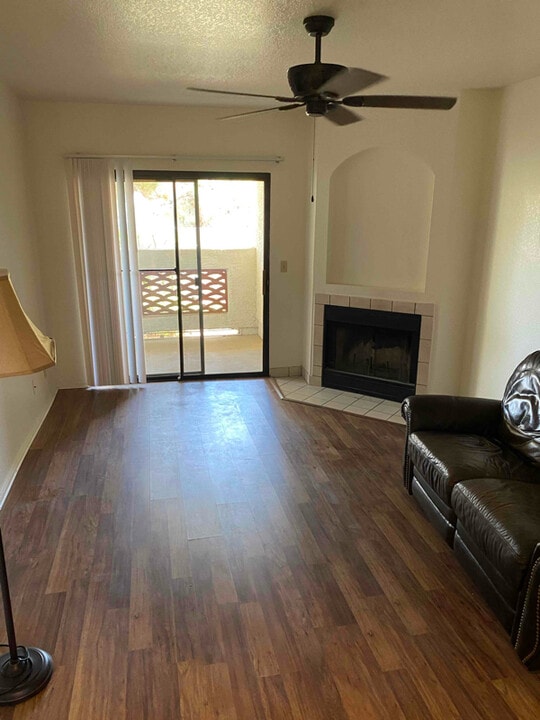 8455 W Sahara Ave in Las Vegas, NV - Building Photo