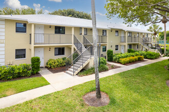 Pine Haven Condominiums in Bonita Springs, FL - Foto de edificio - Building Photo