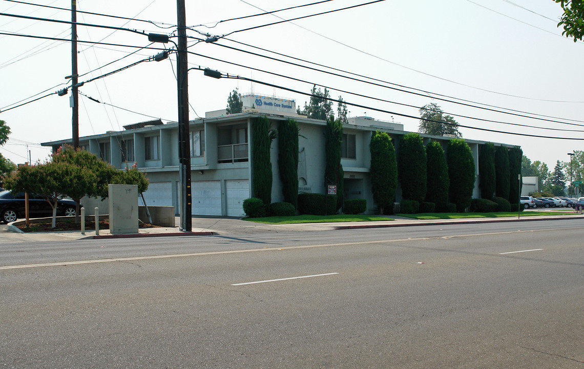 Lockwood Arms Apartments in Fresno, CA - Building Photo