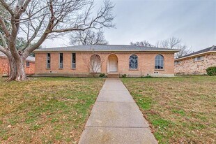 2244 Homeway Cir in Dallas, TX - Building Photo