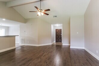 7526 Shoshone Dr in Baytown, TX - Foto de edificio - Building Photo