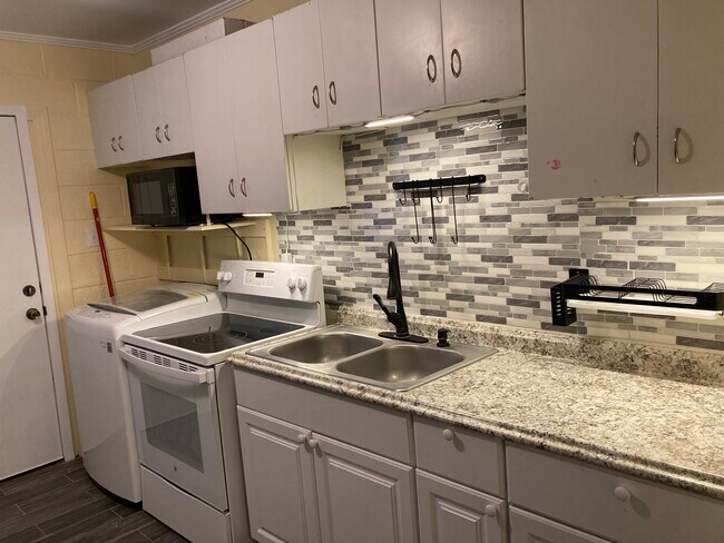 1519 S Morris St in Pecos, TX - Building Photo - Building Photo