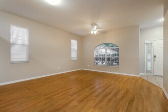 619 Wave Crest Cir in Valrico, FL - Foto de edificio - Building Photo