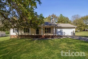 252 Elizabeth Dr in Monroe, GA - Building Photo