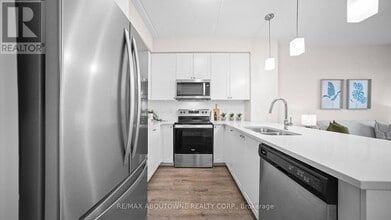 610 Farmstead Dr in Milton, ON - Building Photo - Building Photo