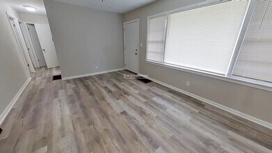 3473 E 54 St in Kansas City, MO - Foto de edificio - Building Photo