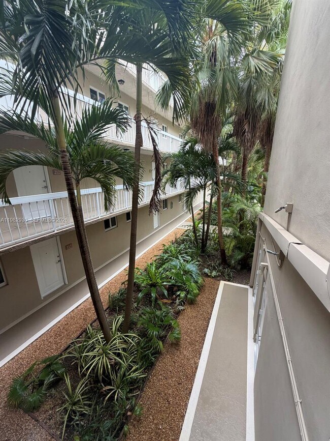 7845 Camino Real in Miami, FL - Building Photo - Building Photo