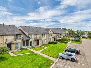 Lakeside Terrace Apartments in Sterling Heights, MI - Building Photo - Building Photo