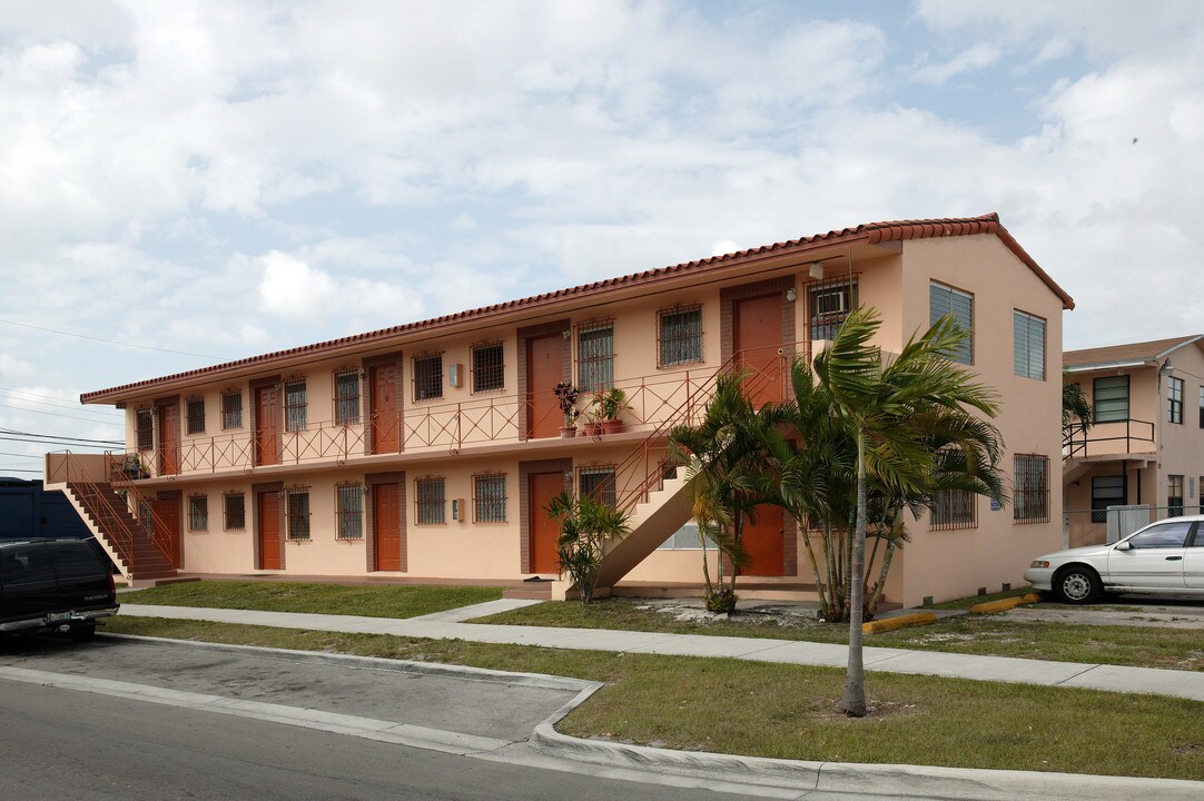 100 W 26th St in Hialeah, FL - Building Photo