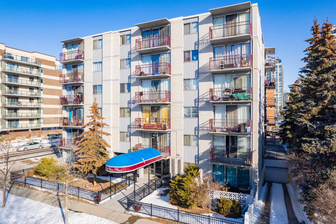 Parkview Plaza in Calgary, AB - Building Photo