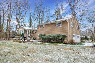 39 Whiffle Tree Ln in New Canaan, CT - Building Photo - Building Photo