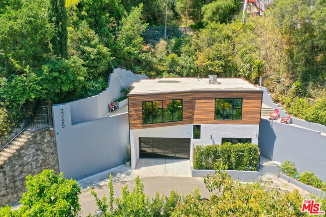 2795 Woodshire Dr in Los Angeles, CA - Foto de edificio - Building Photo