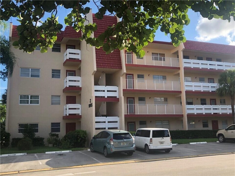 1005 Country Club Dr in Margate, FL - Building Photo