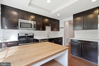 7381 Jiri Woods Ct in Springfield, VA - Foto de edificio - Building Photo