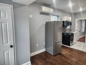 380 Vernon Rd, Unit 4 in Philadelphia, PA - Building Photo - Building Photo