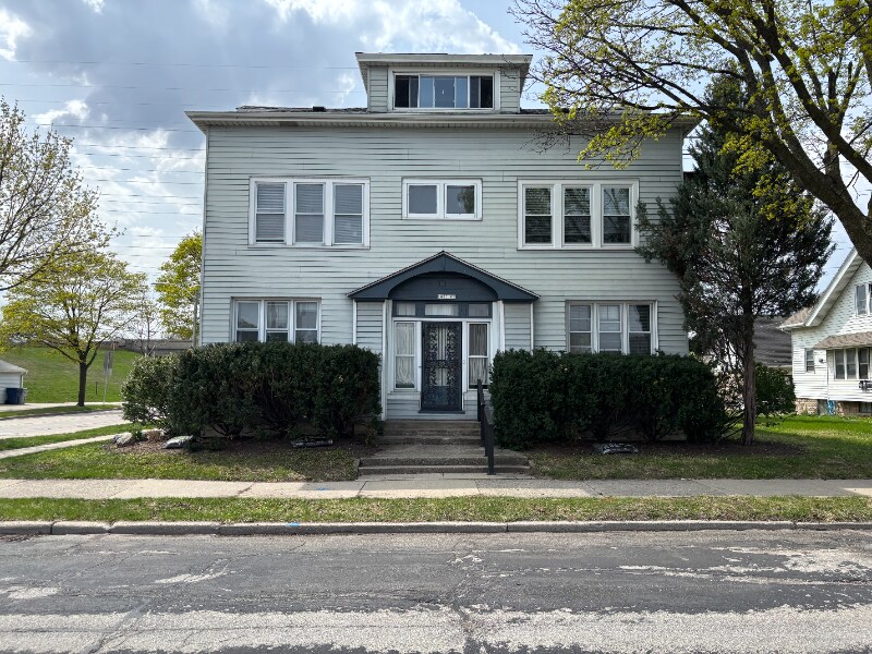 6403 W Fairview Ave in Milwaukee, WI - Building Photo