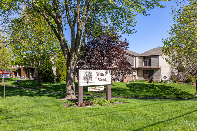 Willow Creek in Milwaukee, WI - Foto de edificio - Building Photo