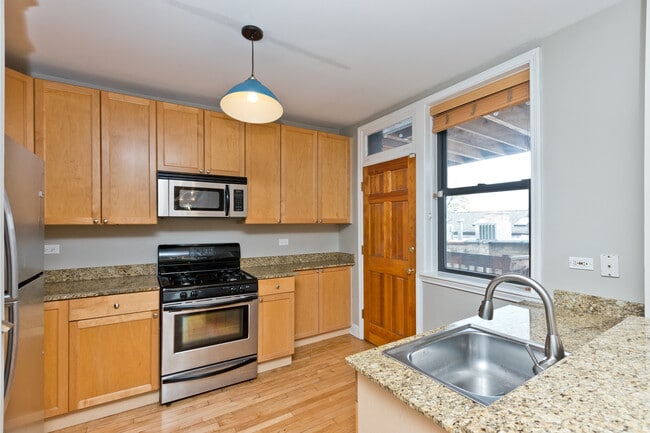 2723 W Wellington Ave, Unit 3 in Chicago, IL - Building Photo - Building Photo