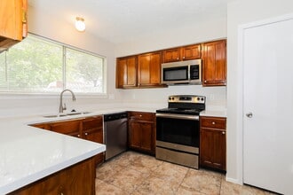 7318 Sunlight Ln in Houston, TX - Foto de edificio - Building Photo