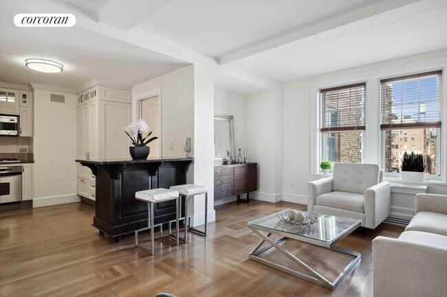 27 W 72nd St in New York, NY - Building Photo - Building Photo