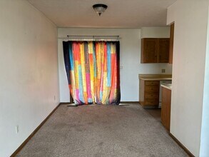 801e Huggins Rd in Williamstown, WV - Building Photo - Building Photo