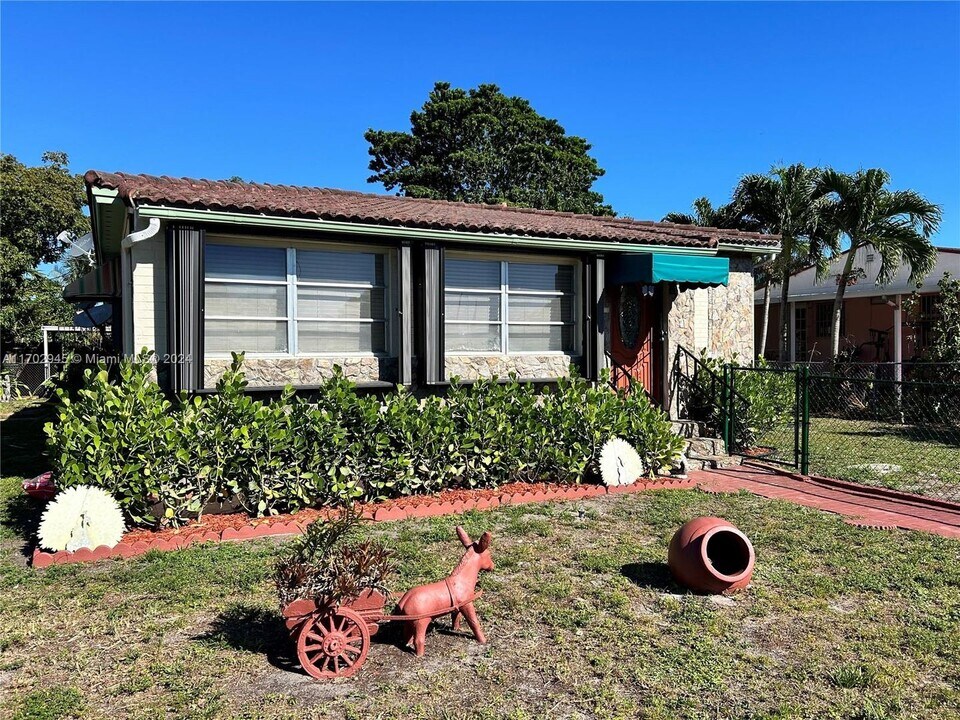 201 E 43rd St in Hialeah, FL - Foto de edificio