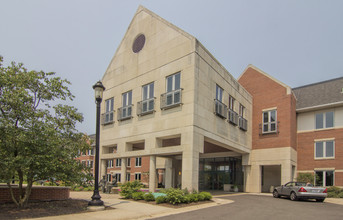 Lake Forest Place Senior Apartments in Lake Forest, IL - Building Photo - Building Photo