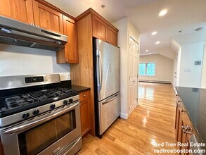 8 Selkirk Rd, Unit 2 in Boston, MA - Building Photo - Building Photo