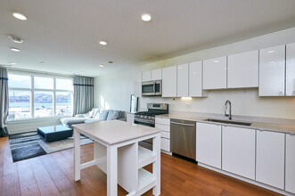 250 Meridian St, Unit 308 in Boston, MA - Building Photo - Building Photo