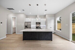 24 Bucan St in Houston, TX - Building Photo