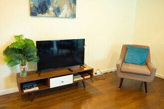 240 E Hedding St in San Jose, CA - Foto de edificio - Building Photo