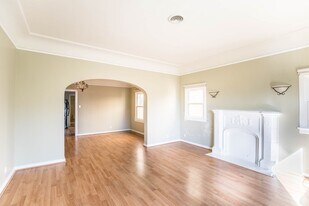 327 1/2 N Stanley Ave in Los Angeles, CA - Building Photo