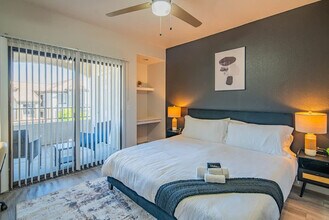 7455 N 95th Ave in Glendale, AZ - Foto de edificio - Building Photo