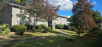 2104 Greenoaks Rd, Unit Greenoaks Commons in Columbia, SC - Building Photo