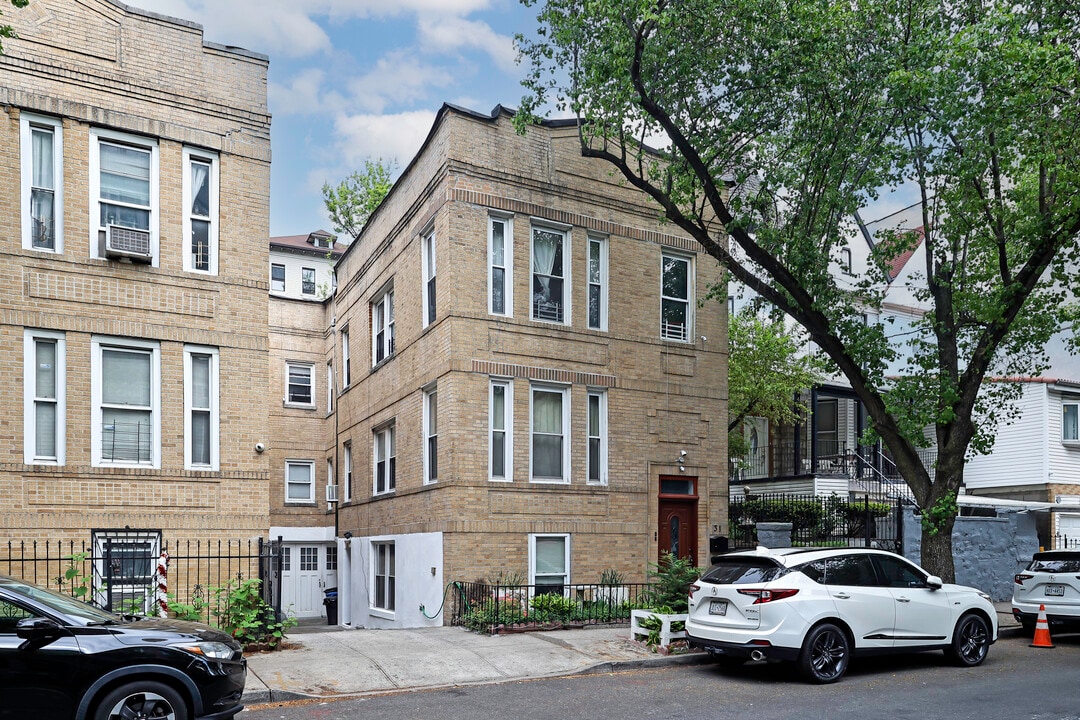 31 Marble Hill Ave in Bronx, NY - Building Photo